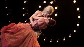 Reich mir die Hand beim Kleben! 