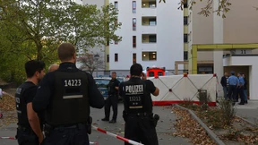 Gegenstand fliegt aus Hochhaus und tötet Kind