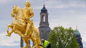Mann beschädigt Goldenen Reiter mit Hammer und Winkelschleifer