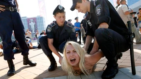 Gegen Lügen und nackte Brüste