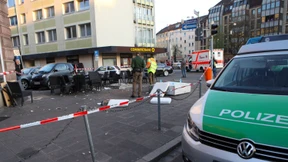 Mann fährt in Menschengruppe