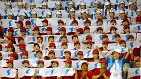 230 nordkoreanische Jubler und 15 Athleten