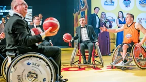 Es fliegen auch Bälle beim Ball des Sports