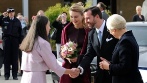 Der Prinz führt seine Gräfin zum Altar