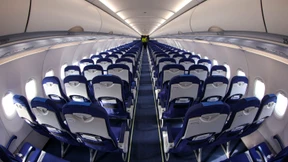 Frau bringt ihr Kind im Flugzeug zur Welt