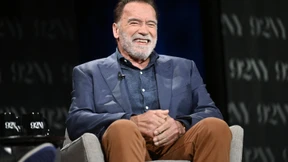 Arnold Schwarzenegger füttert die gleichen Kekse an Enkel und Hunde