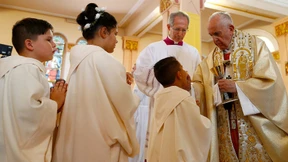 Anstehen für den päpstlichen Segen