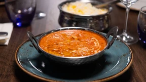 Nelken und Zimtrinden im Reis