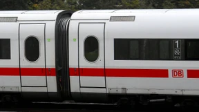 Mann klammert sich außen an ICE und fährt 25 Kilometer mit