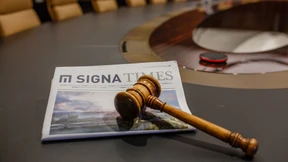 Klopapierrollenhalter, Elbtower-Modell und E-Fahrräder zu versteigern