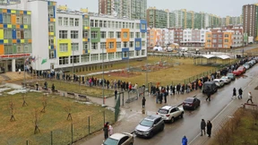 Zahlreiche Russen protestieren vor Wahllokalen gegen Putin