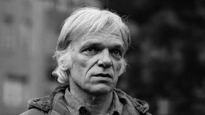 Rote Fäden, graue Felsen