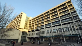 Zimmer in Wohnung gegen Sex und Prostitution?