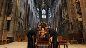 Mit Blick auf das Münster und den Schwarzwald
