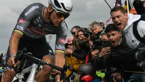 Van der Poel triumphiert nach Flaschenwurf, Pogačar stürzt