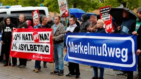 Wagen der Kanzlerin mit Tomaten beworfen