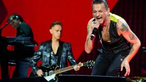Zwei Herren spielen Luftgitarre zum Düster-Rock