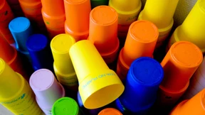 Bunte Becher aus natürlichen Stoffen