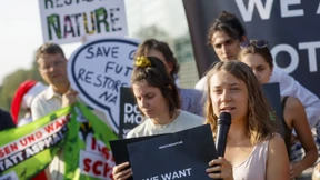 Greta Thunberg demonstriert vor EU-Parlament