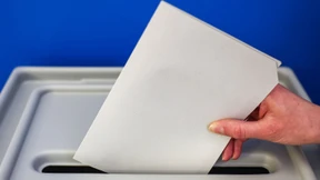 Stimmzettel in der Größe eines Tischtuchs