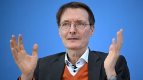 Lauterbach kündigt Ausnahmen für Kliniken und Heime an