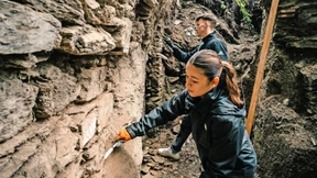 Warum Verwaltungs-Azubis an einer Ritterburg graben