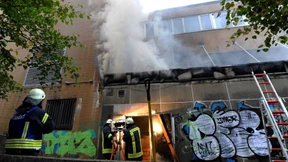 Acht Autos und ein Kaufhaus in Flammen 