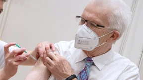 Kretschmann lässt sich impfen