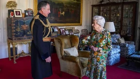 Königin Elisabeth II. zeigt sich bei Audienz vor Kameras