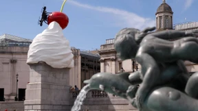 Riesiger Sahneklecks schmückt Trafalgar Square in London