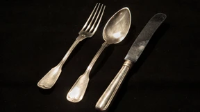 Riesenbesteck und Zwergengläser