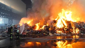 Feuerwehr kämpft sieben Stunden gegen Großfeuer auf Recyclinghof