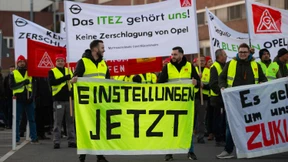Opel-Mitarbeiter demonstrieren gegen geplanten Teilverkauf