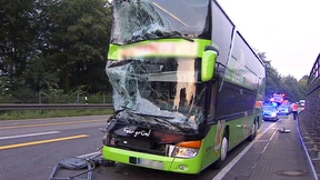 Reisebus stößt mit LKW zusammen