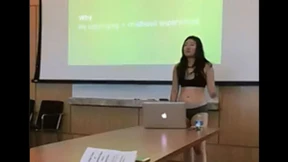 Studentin hält Vortrag in Unterwäsche