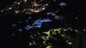 Leuchtender Teppich auf dem Meer