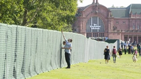 Mauerbau in der Grünanlage