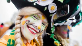 Tausende Jecken feiern den Beginn der Karnevalssaison