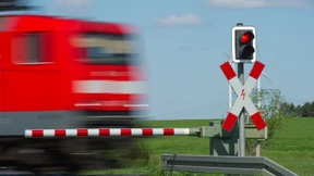 Regionalzug kollidiert mit Krankenwagen – Patientin stirbt