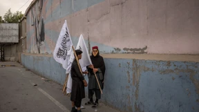 Straßenverkäufer in Kabul bieten Taliban-Flaggen an