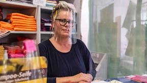 Gebogene Plastikscheibe statt Stoffmaske