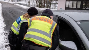 Im Winter ins Toilettenhäuschen