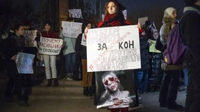 Erst prügelte er, dann hackte er ihre Hände ab