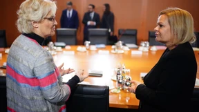 Zwei Wackelkandidatinnen und ein Kanzler