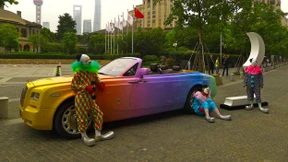 Hier staunt die Dogge über den Rolls Royce