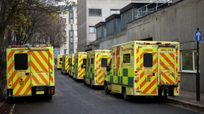 Dreißig Rettungswagen in der Schlange