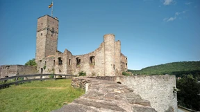 Erhabenes Gemäuer mit losen Steinen