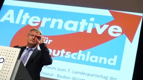 Patronenhülsen vor der Türschwelle 