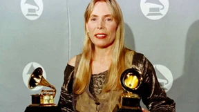 Joni Mitchell in Krankenhaus gebracht