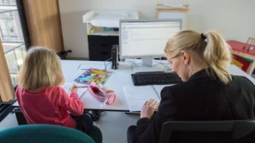 Der Bürostuhl wird mitunter zum Kinderkarussell